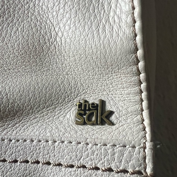 Woman’s cream crossbody bag made by the Sak - Picture 2 of 9